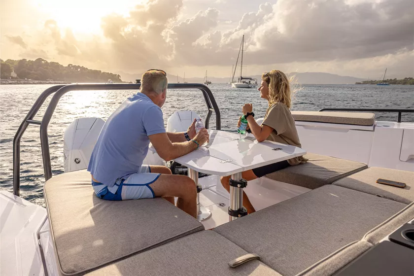 U-kanapé a hátsó fedélzeten