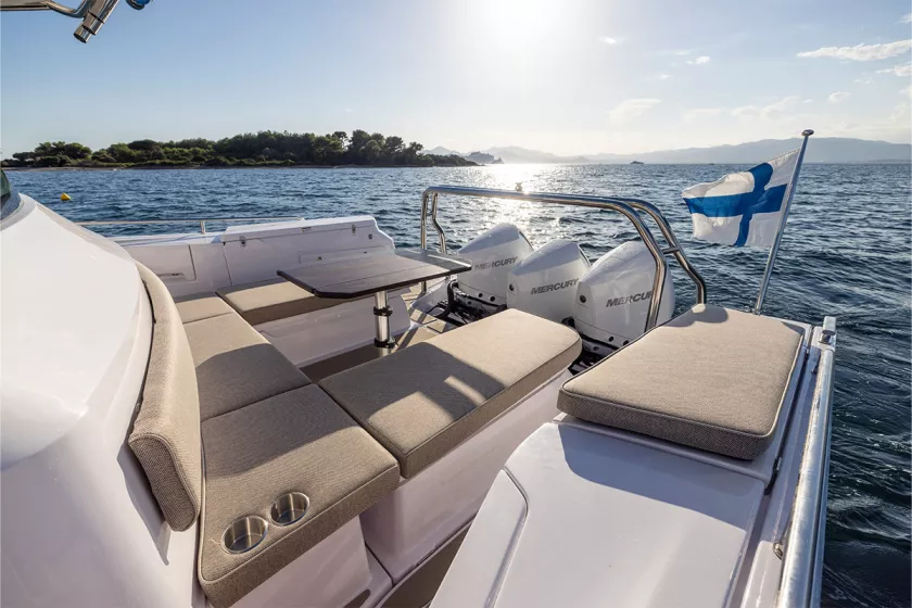 U-kanapé a hátsó fedélzeten