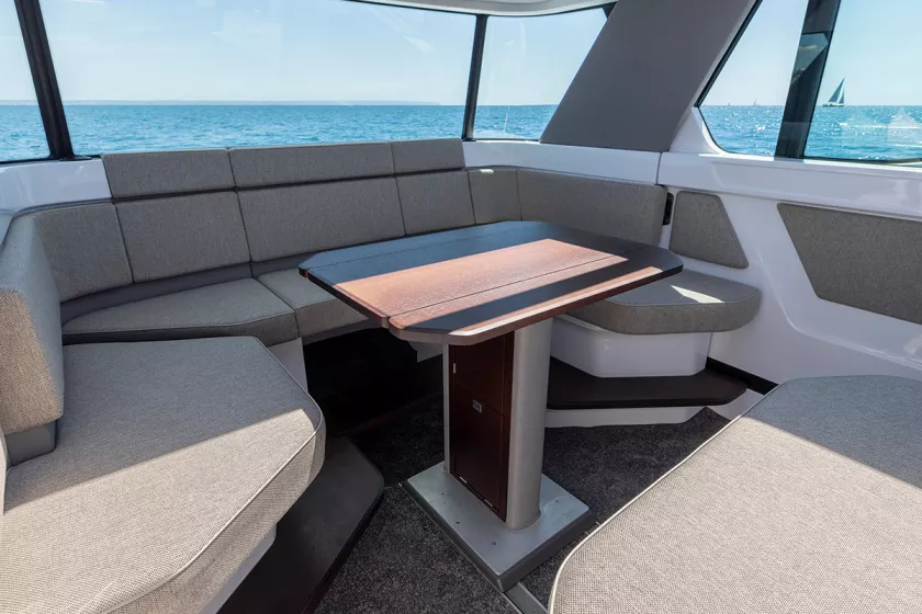 Állítható és forgatható asztal a pilótafülkében