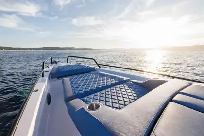 Rögzített napozóágy az elülső fedélzeten