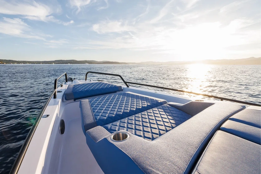 Rögzített napozóágy az elülső fedélzeten