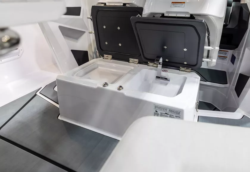 Hűtőszekrény és mosogató