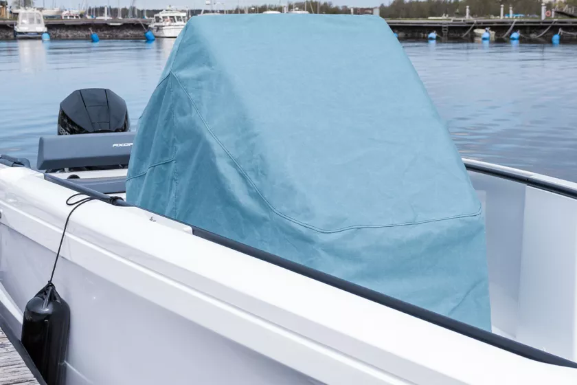 Nagy fedél az első üléseknél.