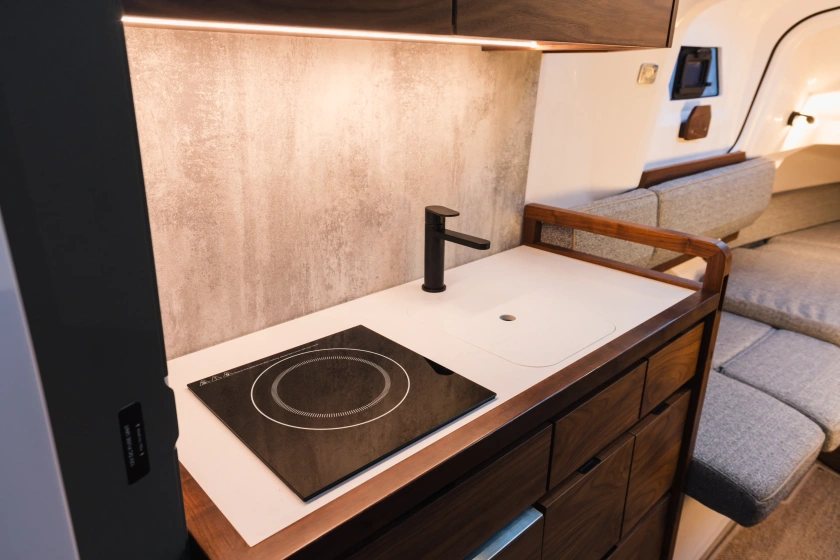 Kiskonyha: fiókhűtő, főzőlap.